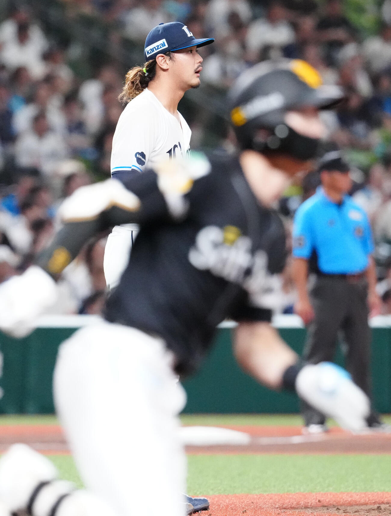西武対ソフトバンク　5回表ソフトバンク2死二、三塁、周東佑京（手前）に2点適時三塁打を浴びる高橋光成（撮影・江口和貴）
