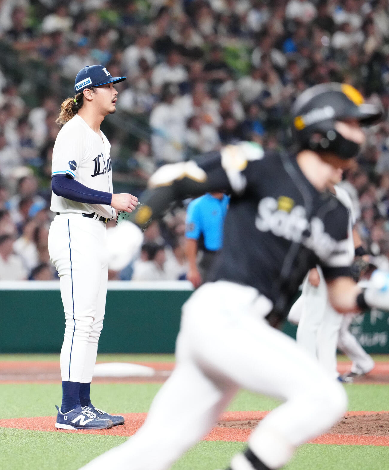 西武対ソフトバンク　5回表ソフトバンク2死二、三塁、周東佑京（手前）に2点適時三塁打を浴びる高橋光成（撮影・江口和貴）