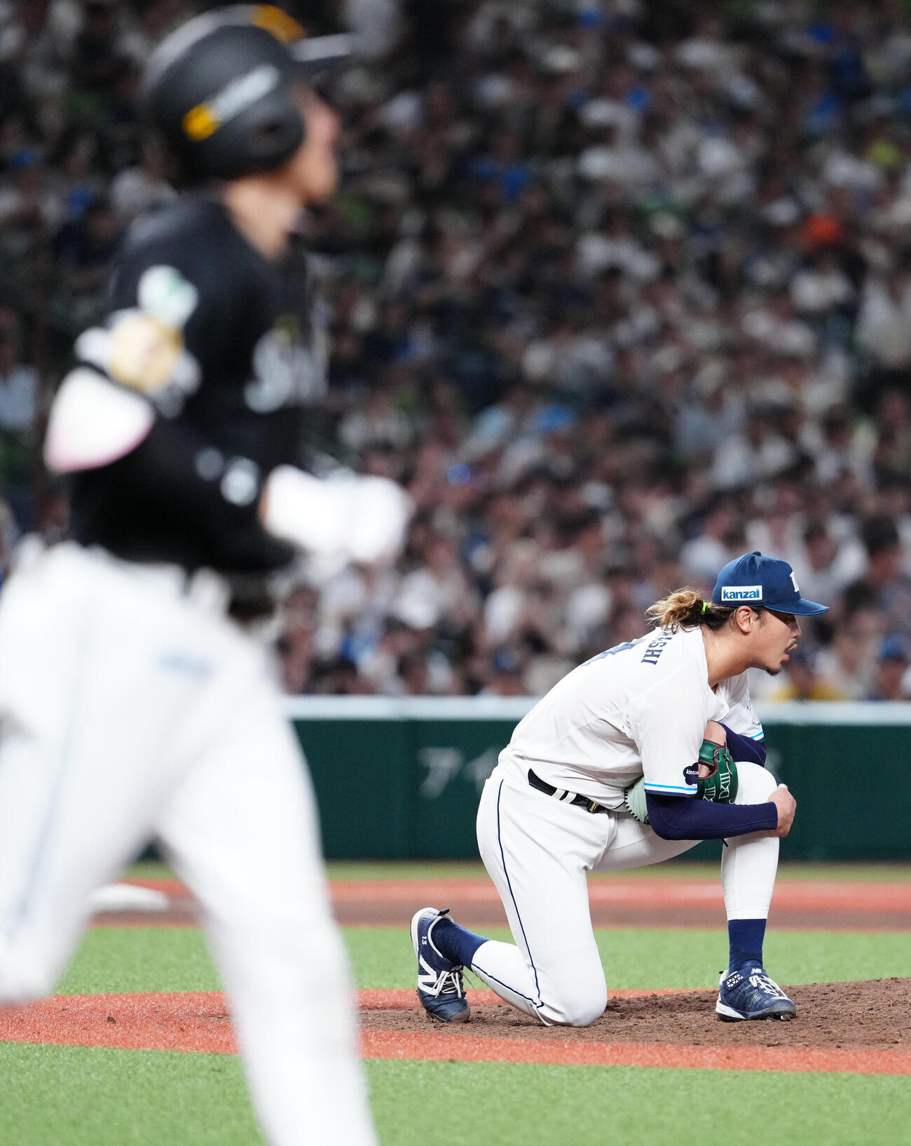 西武対ソフトバンク　8回表ソフトバンク2死一、二塁、柳田悠岐（手前）を右飛に仕留めた高橋光成（撮影・江口和貴）