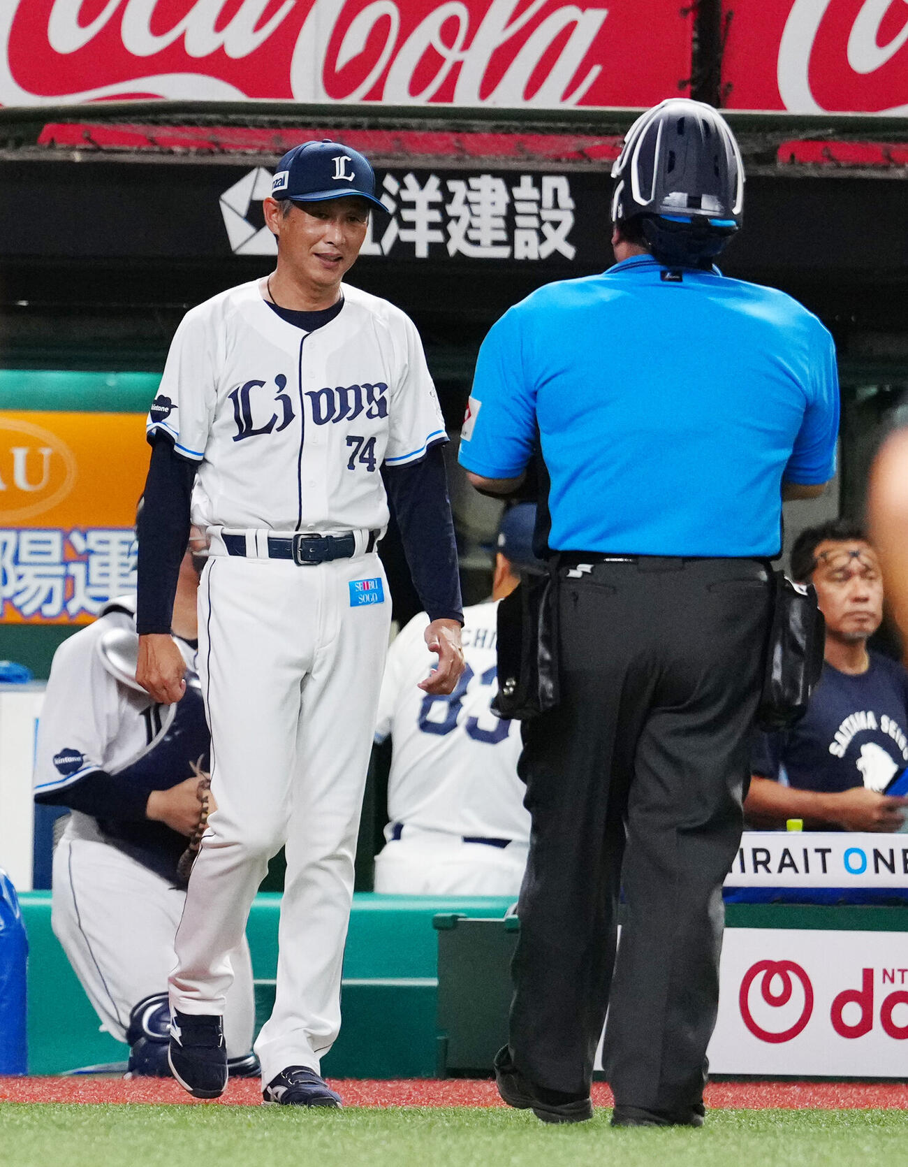 西武対ソフトバンク　9回表開始前、選手交代を告げる西武西口文也監督（左）（撮影・江口和貴）