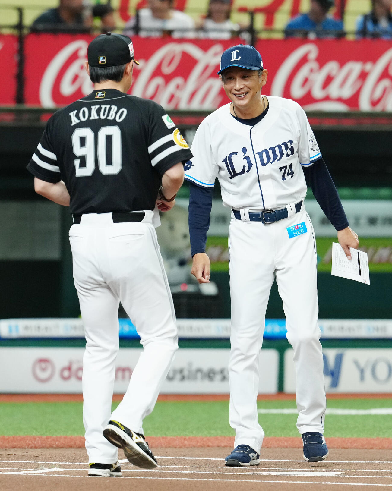 西武対ソフトバンク　試合前、メンバー表の最終確認を行う西武西口文也監督（右）（撮影・江口和貴）