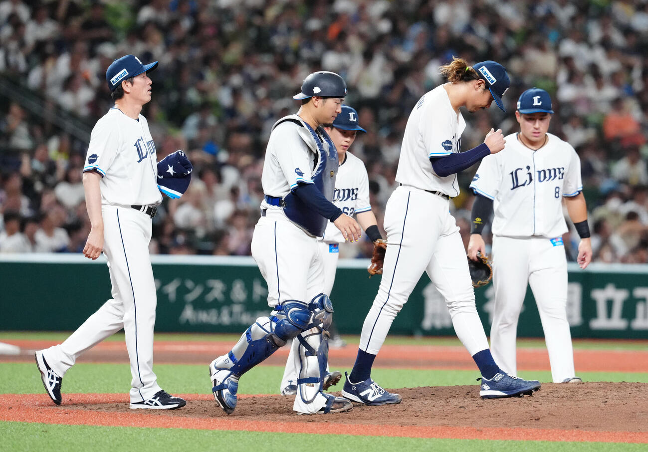 西武対ソフトバンク　5回表ソフトバンク2死二、三塁、周東佑京に2点適時三塁打を浴びた高橋光成（右から2人目）（撮影・江口和貴）