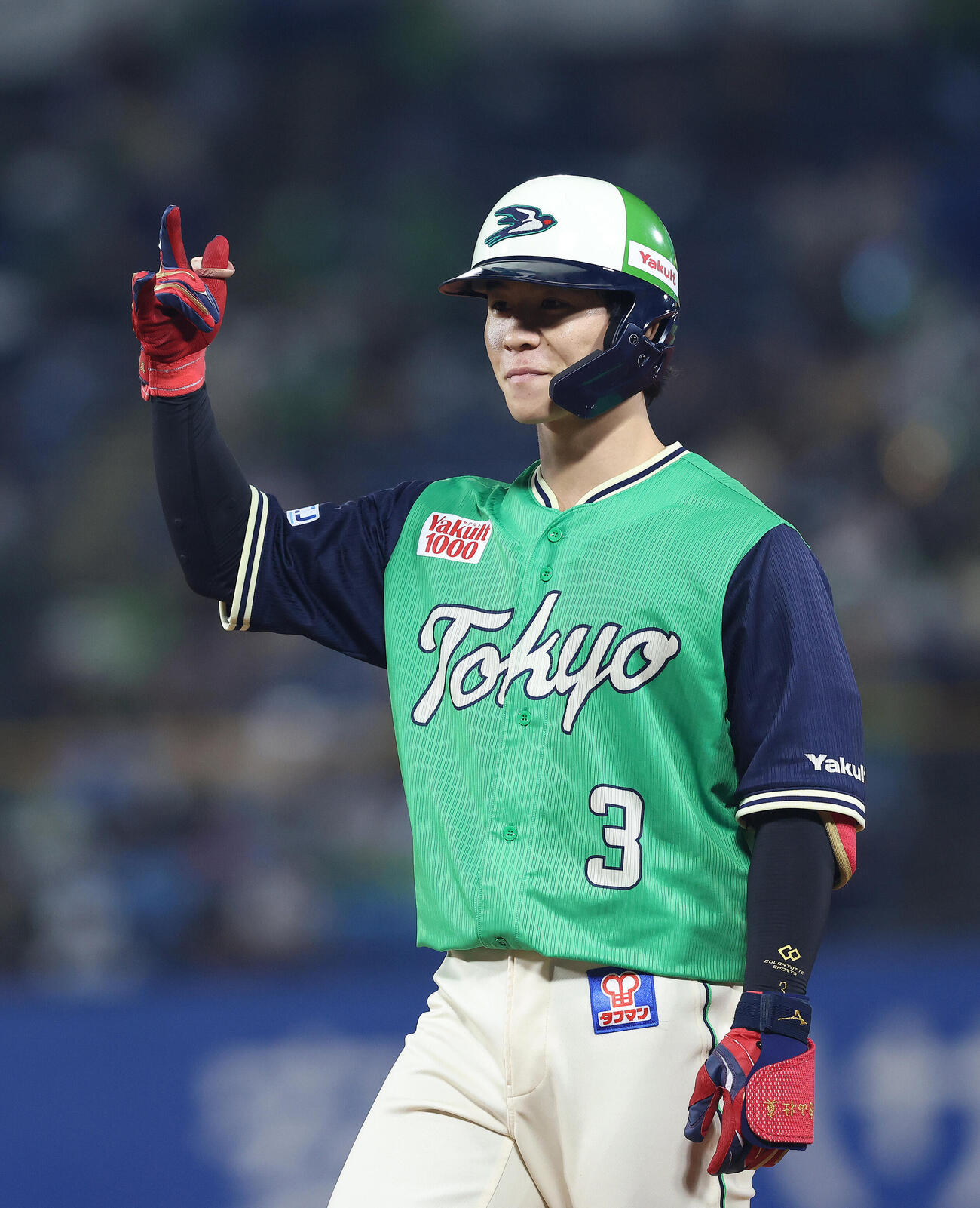 ヤクルト対広島　7回裏ヤクルト無死満塁、右前適時打を放ち出塁する内山壮真（撮影・河田真司）