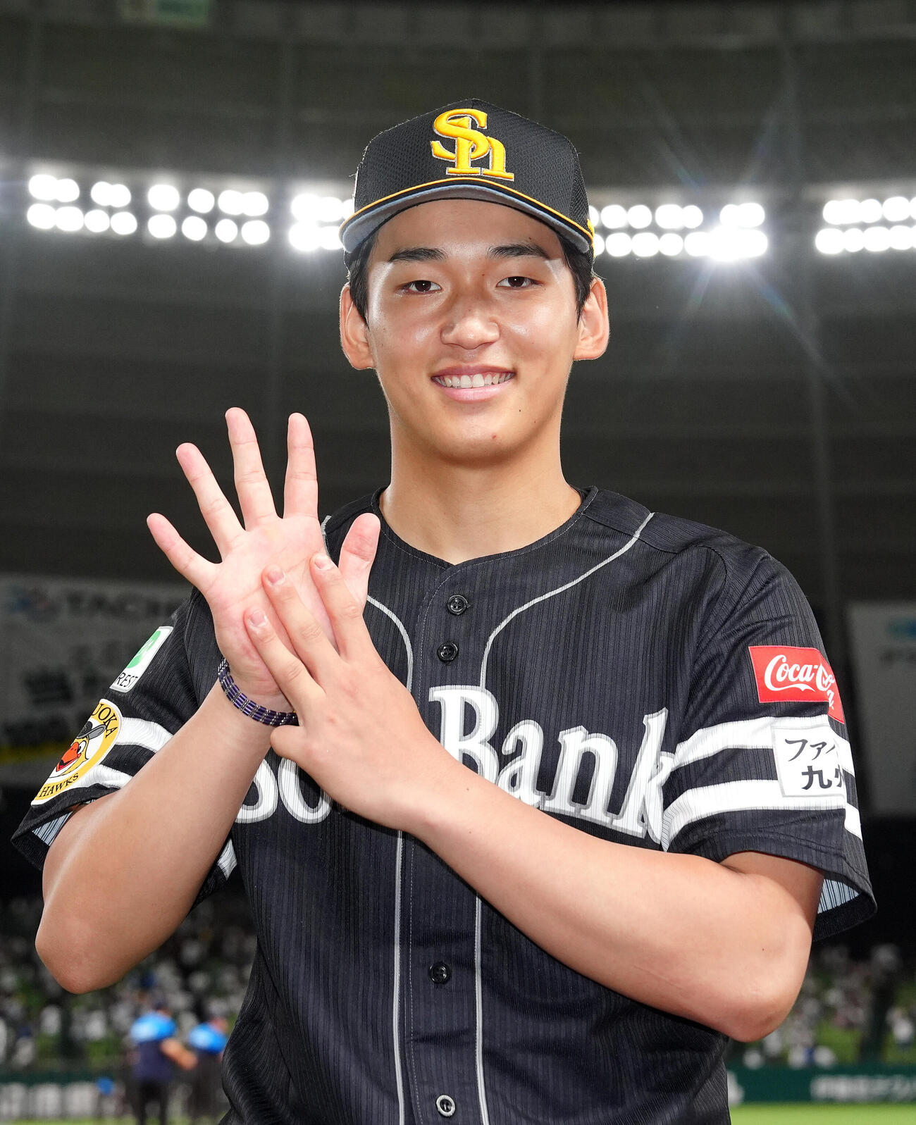 西武対ソフトバンク　8勝目を挙げ、写真に納まるソフトバンク前田悠伍（撮影・江口和貴）