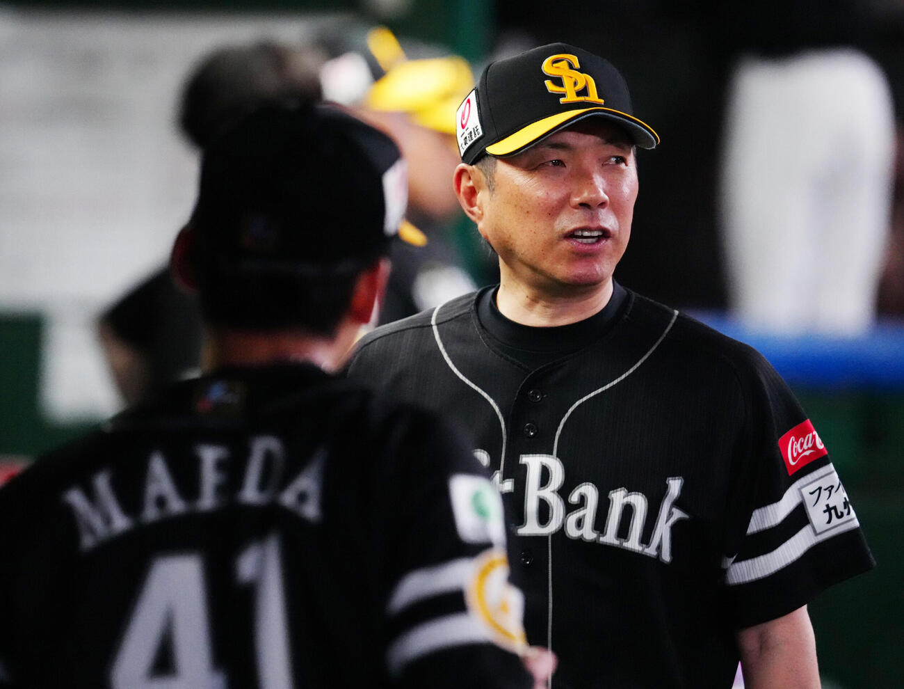 西武対ソフトバンク　6回裏終了後、ソフトバンク先発前田悠伍（手前）に言葉をかける小久保裕紀監督（撮影・江口和貴）