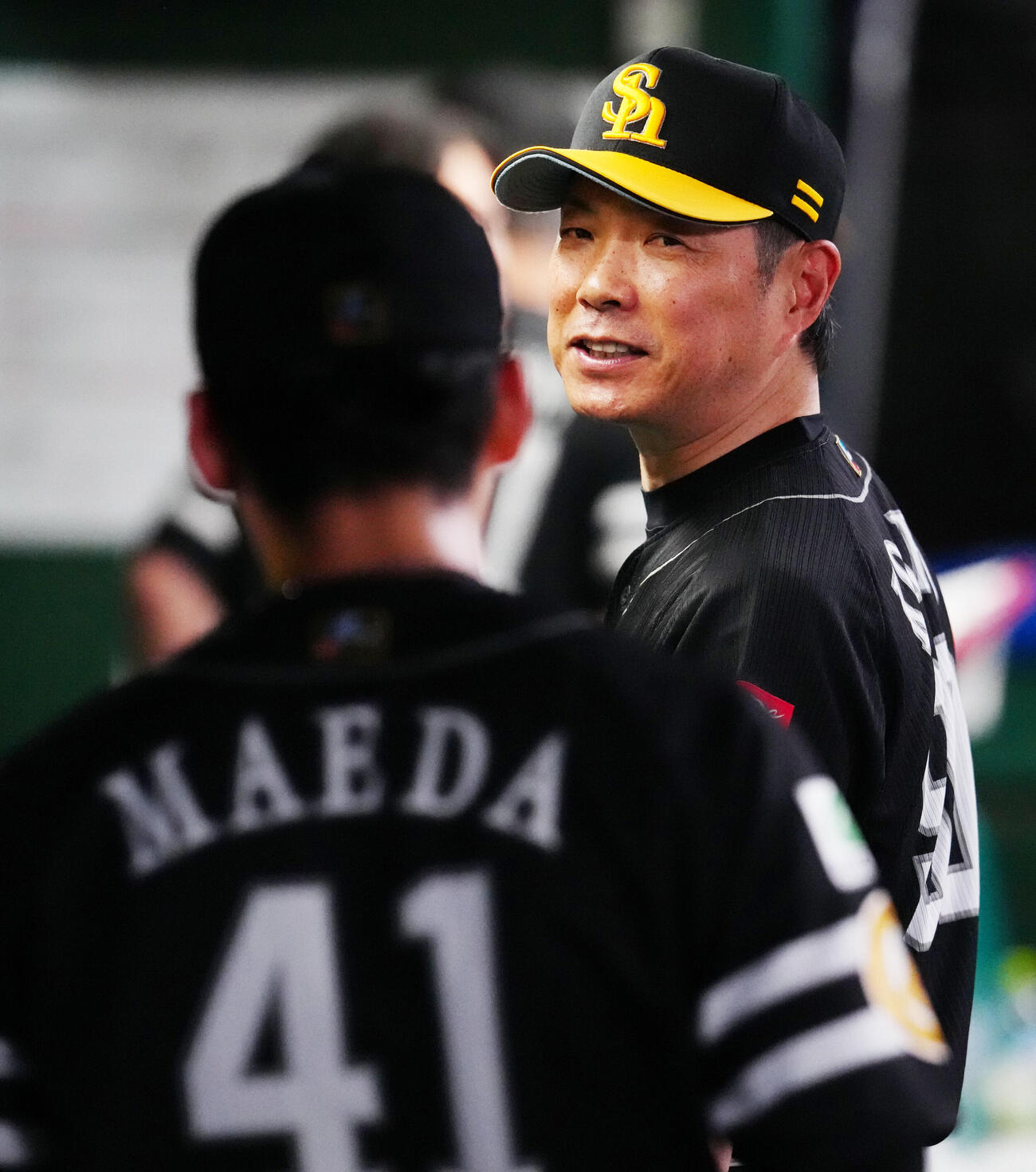 西武対ソフトバンク　6回裏終了後、先発前田悠伍（手前）に言葉をかけるソフトバンク小久保裕紀監督（撮影・江口和貴）