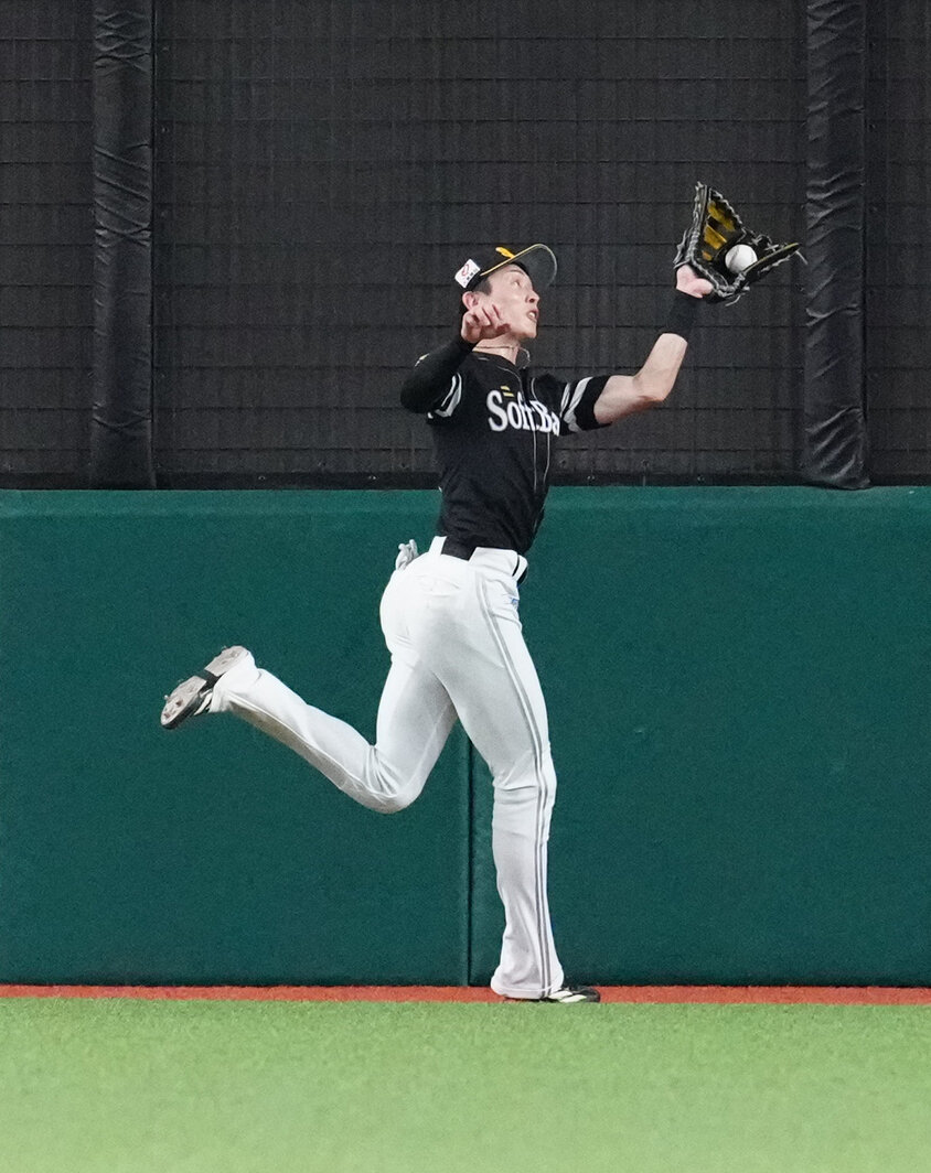 西武対ソフトバンク　4回裏西武無死一塁、中飛となったアレクサンダー・カナリオの打球を捕球する周東佑京（撮影・江口和貴）