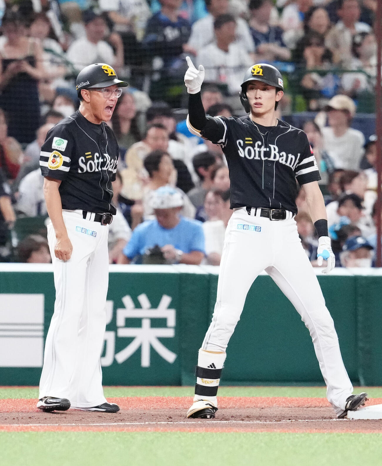 西武対ソフトバンク　5回表ソフトバンク2死二、三塁、2点適時三塁打を放った周東佑京（右）（撮影・江口和貴）