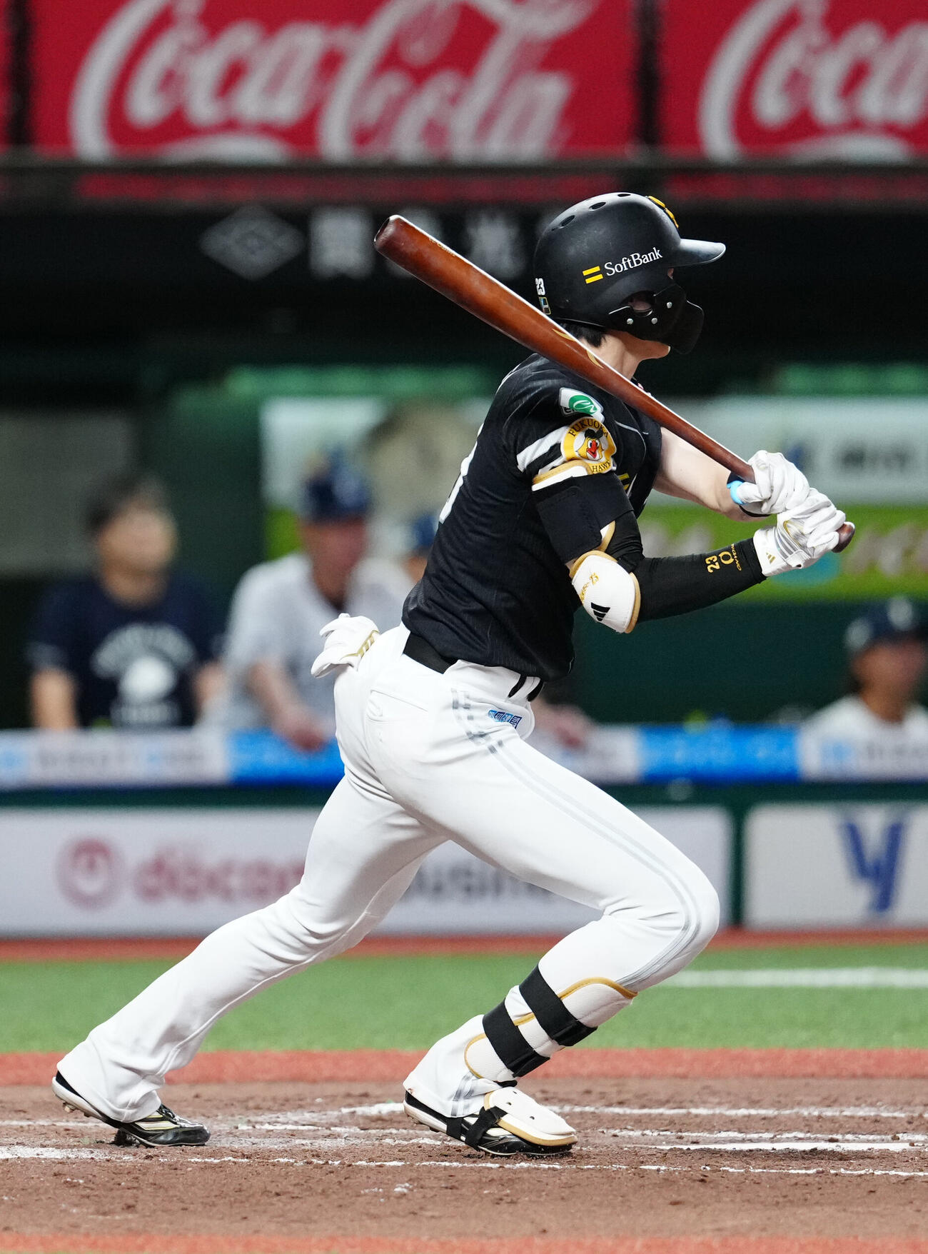 西武対ソフトバンク　8回表ソフトバンク1死、左前打を放つ周東佑京（撮影・江口和貴）