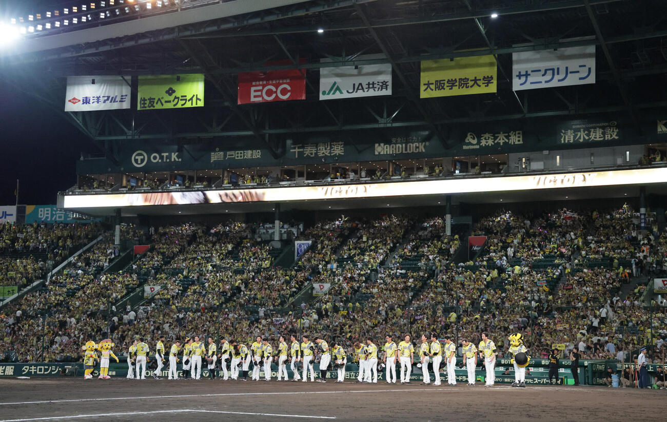 阪神対巨人　勝利を挙げてあいさつする阪神ナイン（撮影・宮崎幸一）