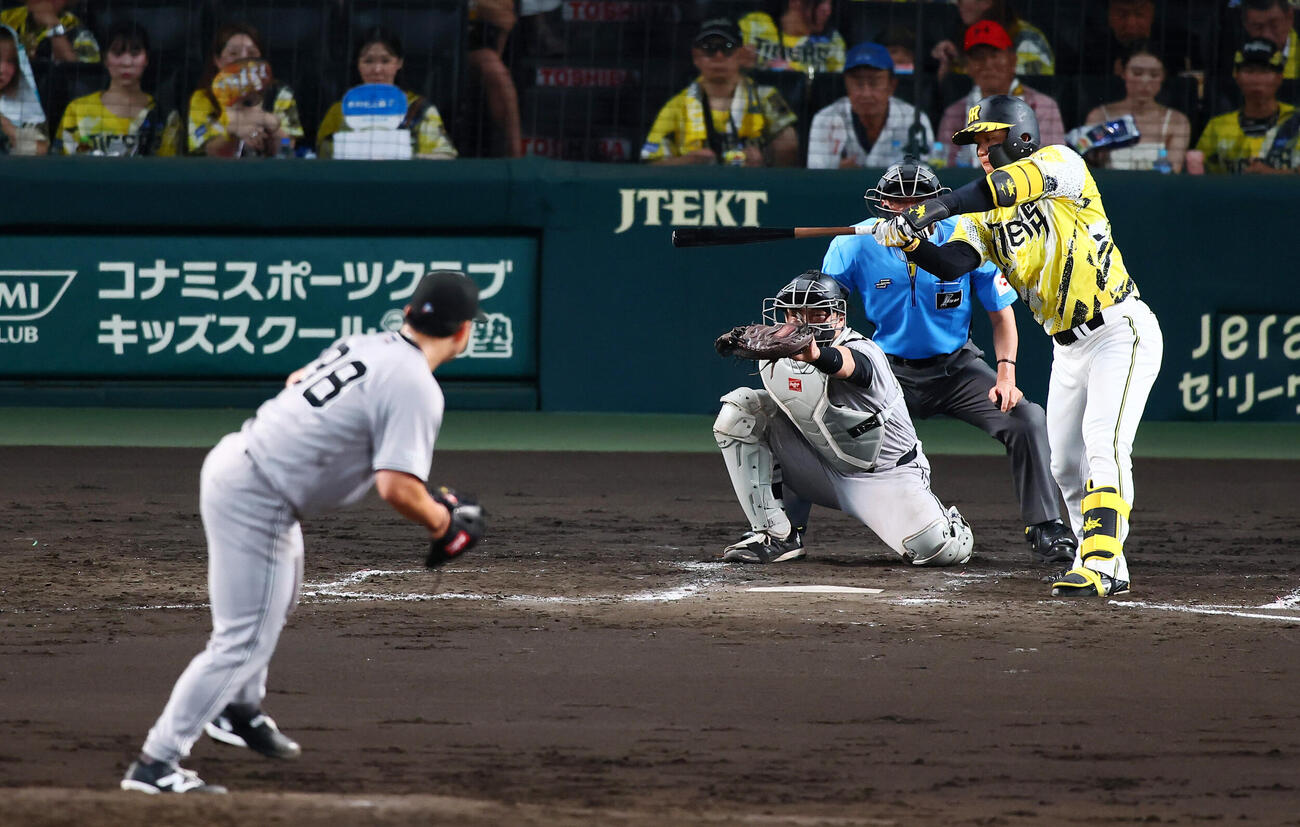阪神対巨人　5回裏阪神2死、森下翔太は三振に倒れる。投手小笠原慎之介（撮影・加藤哉）