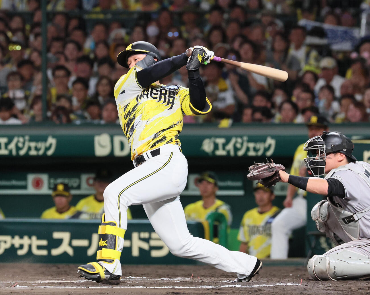 阪神対巨人　7回裏阪神2死一塁、森下翔太は安打を放つ（撮影・宮崎幸一）