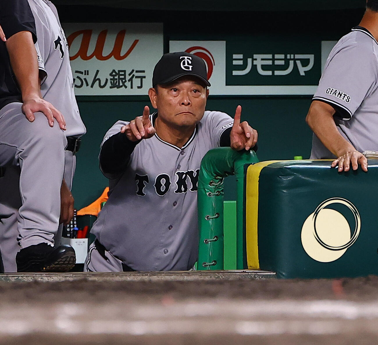 阪神対巨人　8回裏阪神無死一塁、橋上秀樹監督代行は元山飛優のセーフの判定にリクエストを要求するも認められず（撮影・上田博志）
