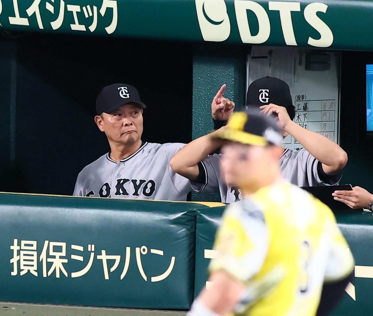 阪神対巨人　7回表、ベンチで指示を出す巨人橋上秀樹監督代行（撮影・加藤哉）