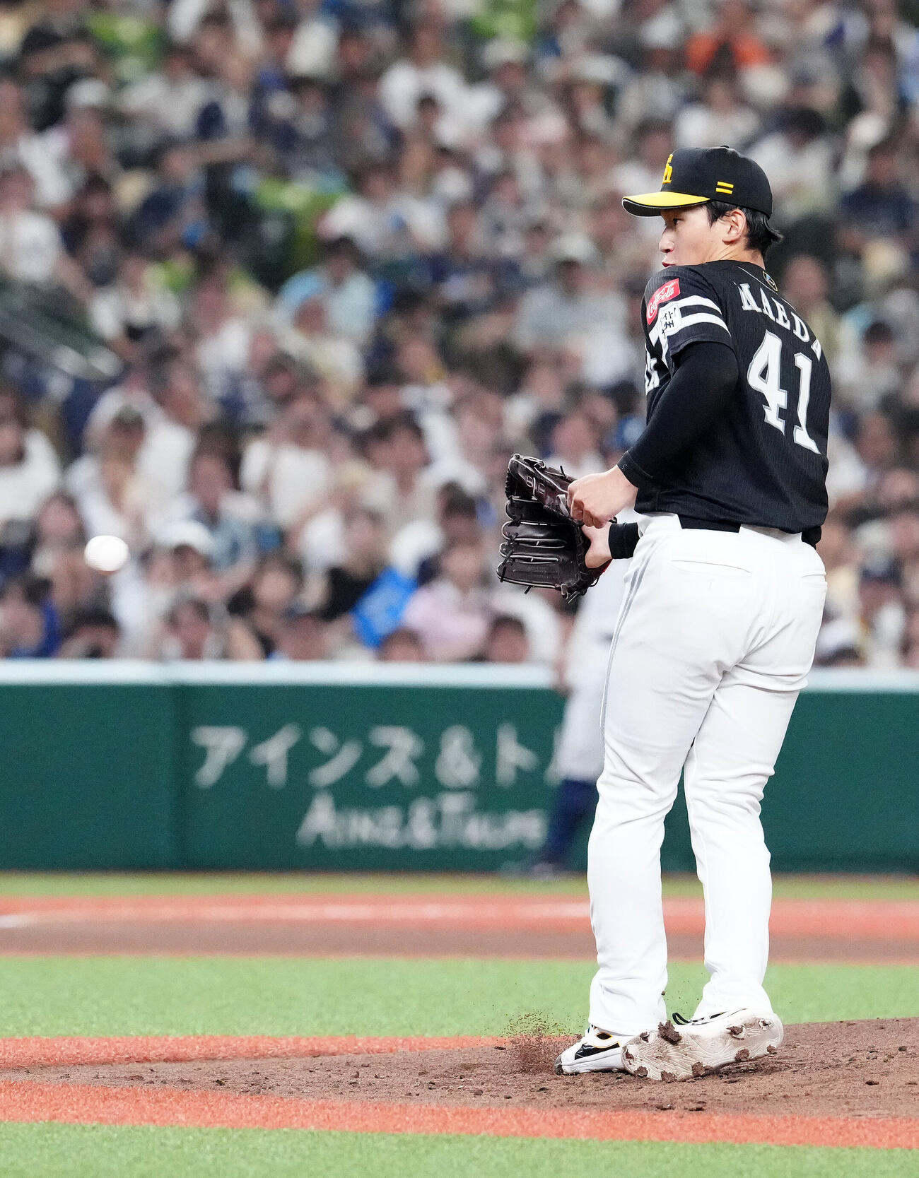 西武対ソフトバンク　1回裏西武2死、投直となった林安可の打球を捕球する前田悠伍（撮影・江口和貴）