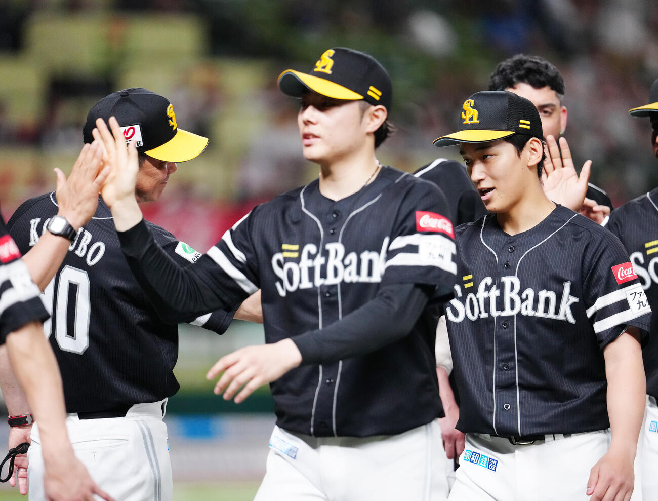 西武対ソフトバンク　試合後、ソフトバンク小久保裕紀監督（左）とタッチを交わす前田悠伍（右）（撮影・江口和貴）