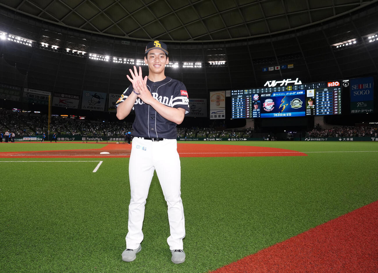 西武対ソフトバンク　8勝目を挙げ、写真に納まるソフトバンク前田悠伍（撮影・江口和貴）