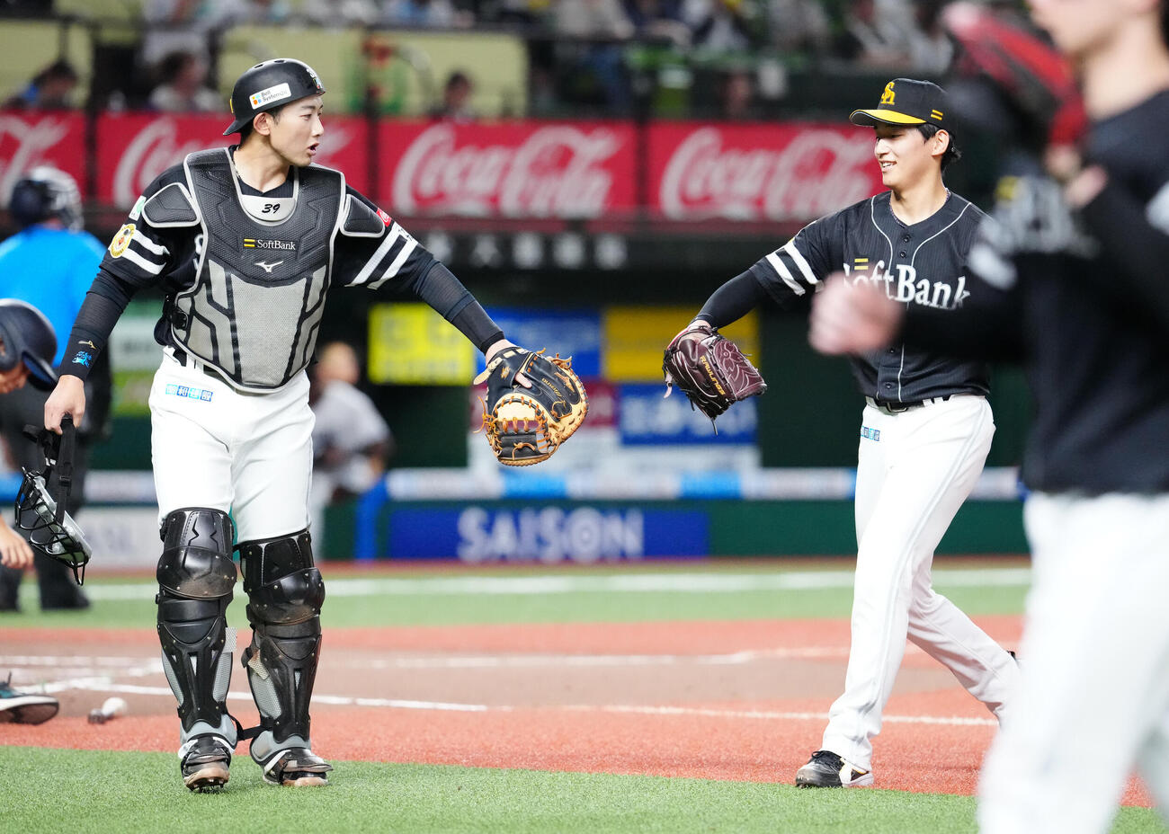 西武対ソフトバンク　6回裏終了後、タッチを交わすソフトバンク先発の前田悠伍（右）と捕手山本祐大（撮影・江口和貴）