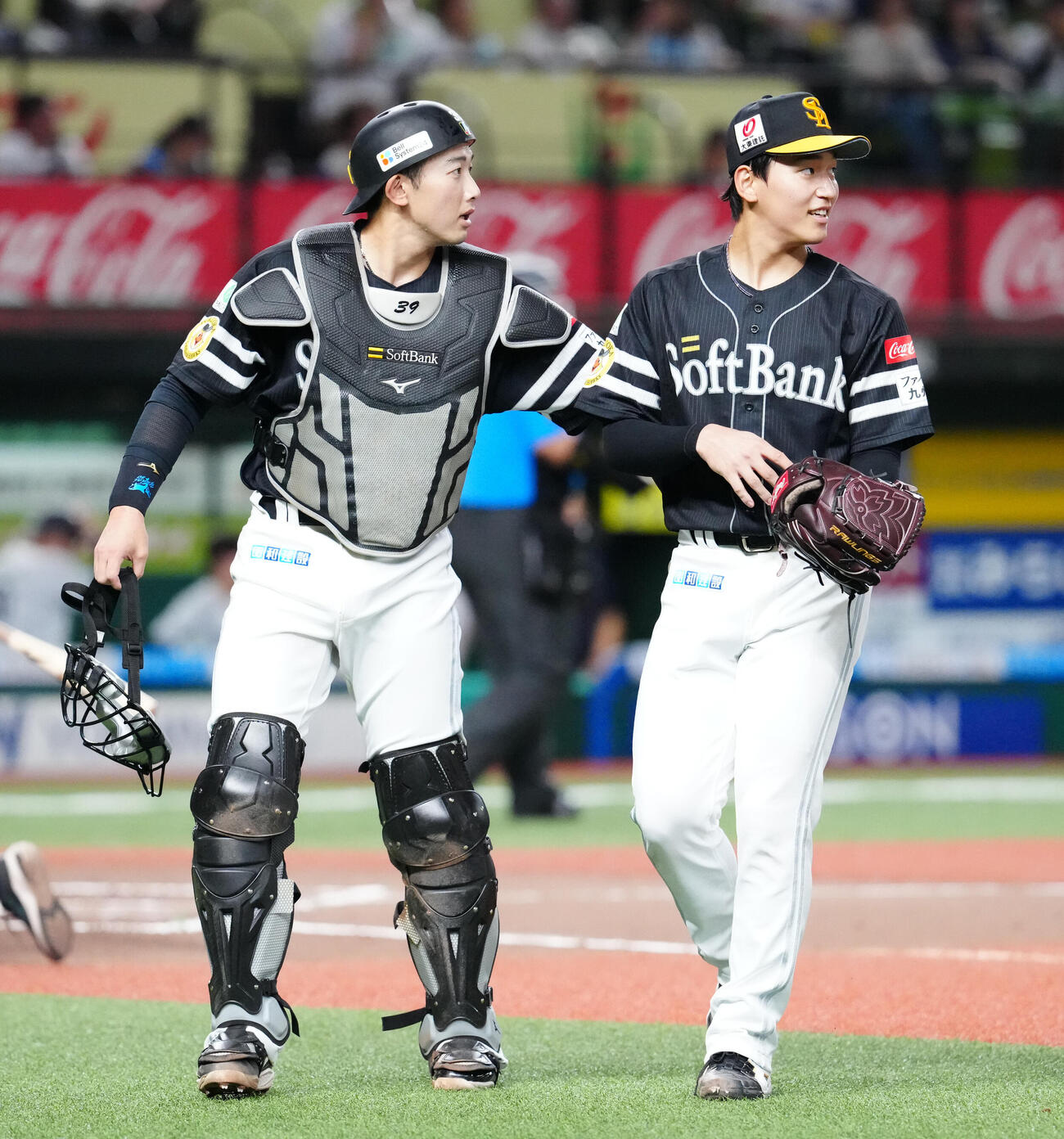 西武対ソフトバンク　6回裏終了後、ベンチに引き揚げるソフトバンク先発の前田悠伍（右）と捕手山本祐大（撮影・江口和貴）