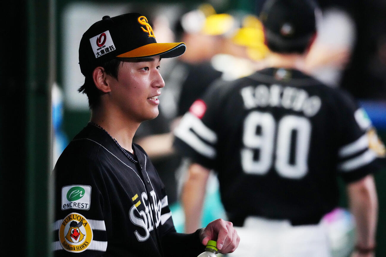 西武対ソフトバンク　6回裏終了後、ソフトバンク小久保裕紀監督（後方）に言葉をかけられた先発の前田悠伍（撮影・江口和貴）