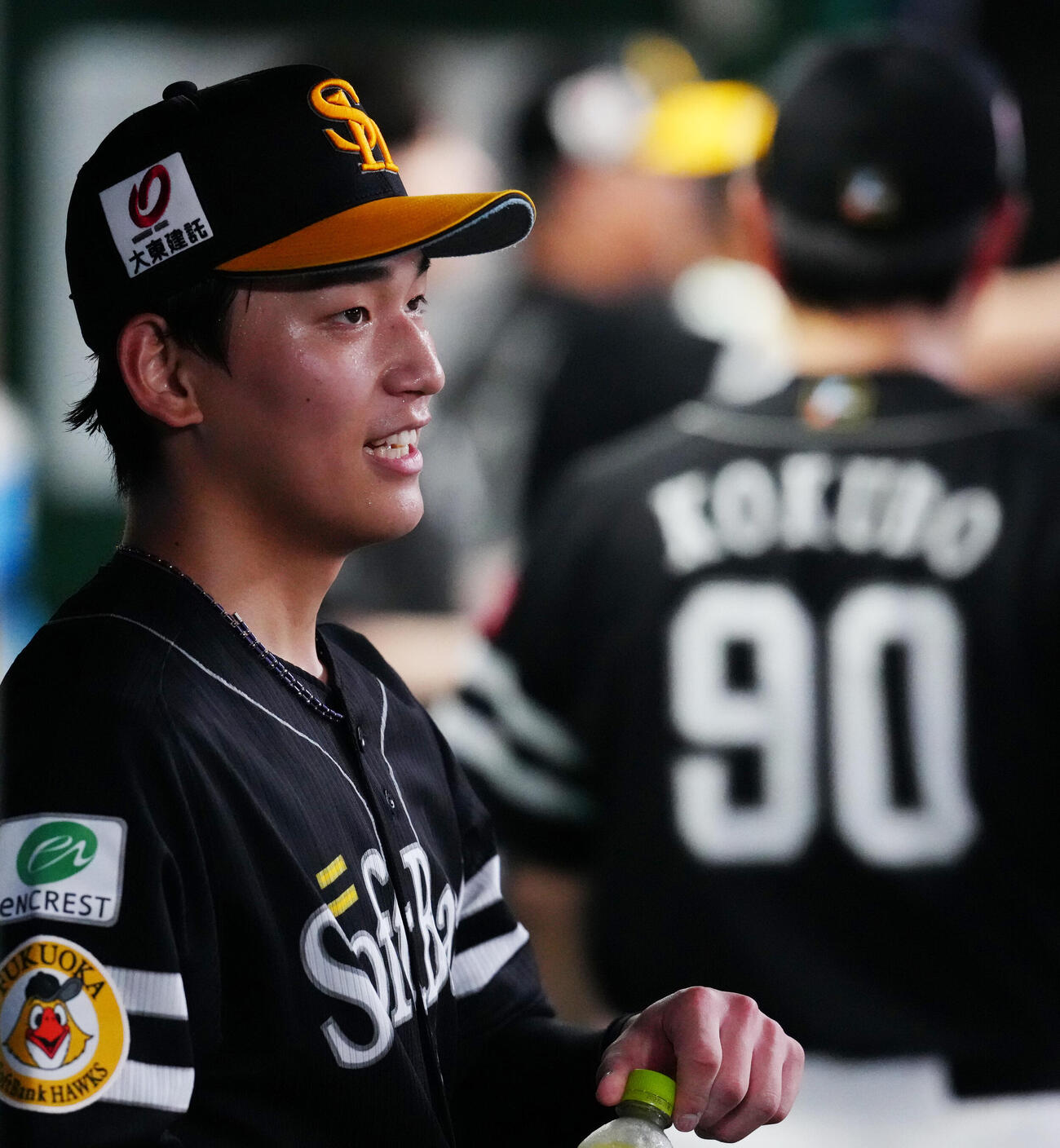 西武対ソフトバンク　6回裏終了後、ソフトバンク小久保裕紀監督（後方）に言葉をかけられた先発の前田悠伍（撮影・江口和貴）