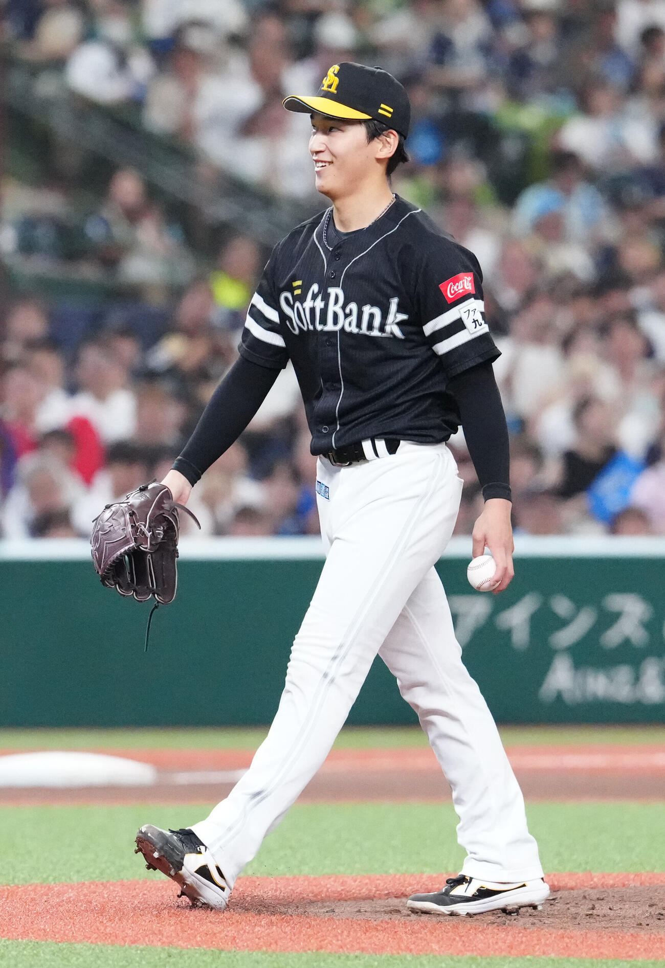 西武対ソフトバンク　1回裏西武2死、投直となった林安可の打球を捕球した前田悠伍（撮影・江口和貴）