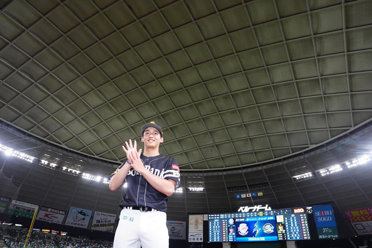 西武対ソフトバンク　8勝目を挙げ、写真に納まるソフトバンク前田悠伍（撮影・江口和貴）
