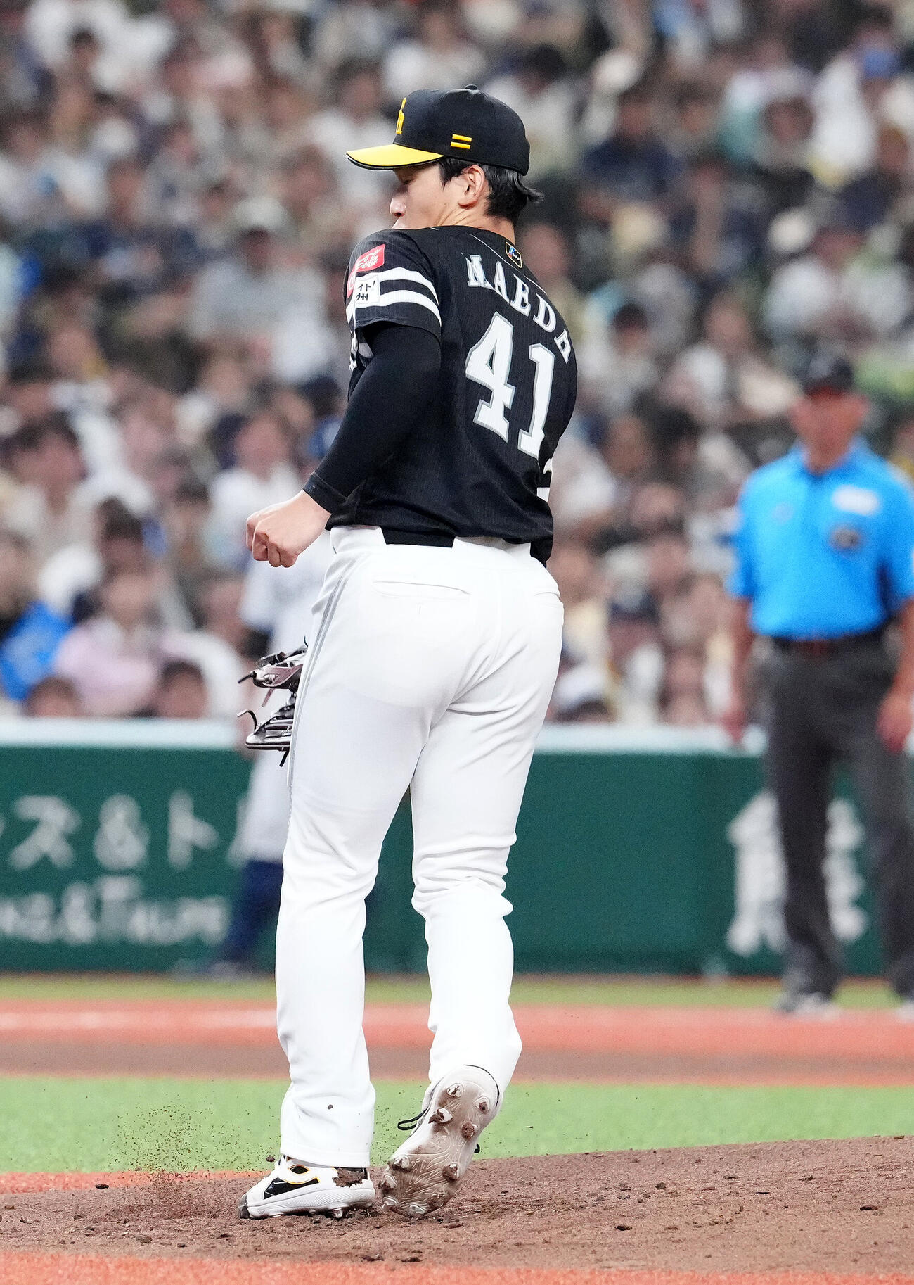 西武対ソフトバンク　1回裏西武2死、投直となった林安可の打球を捕球する前田悠伍（撮影・江口和貴）