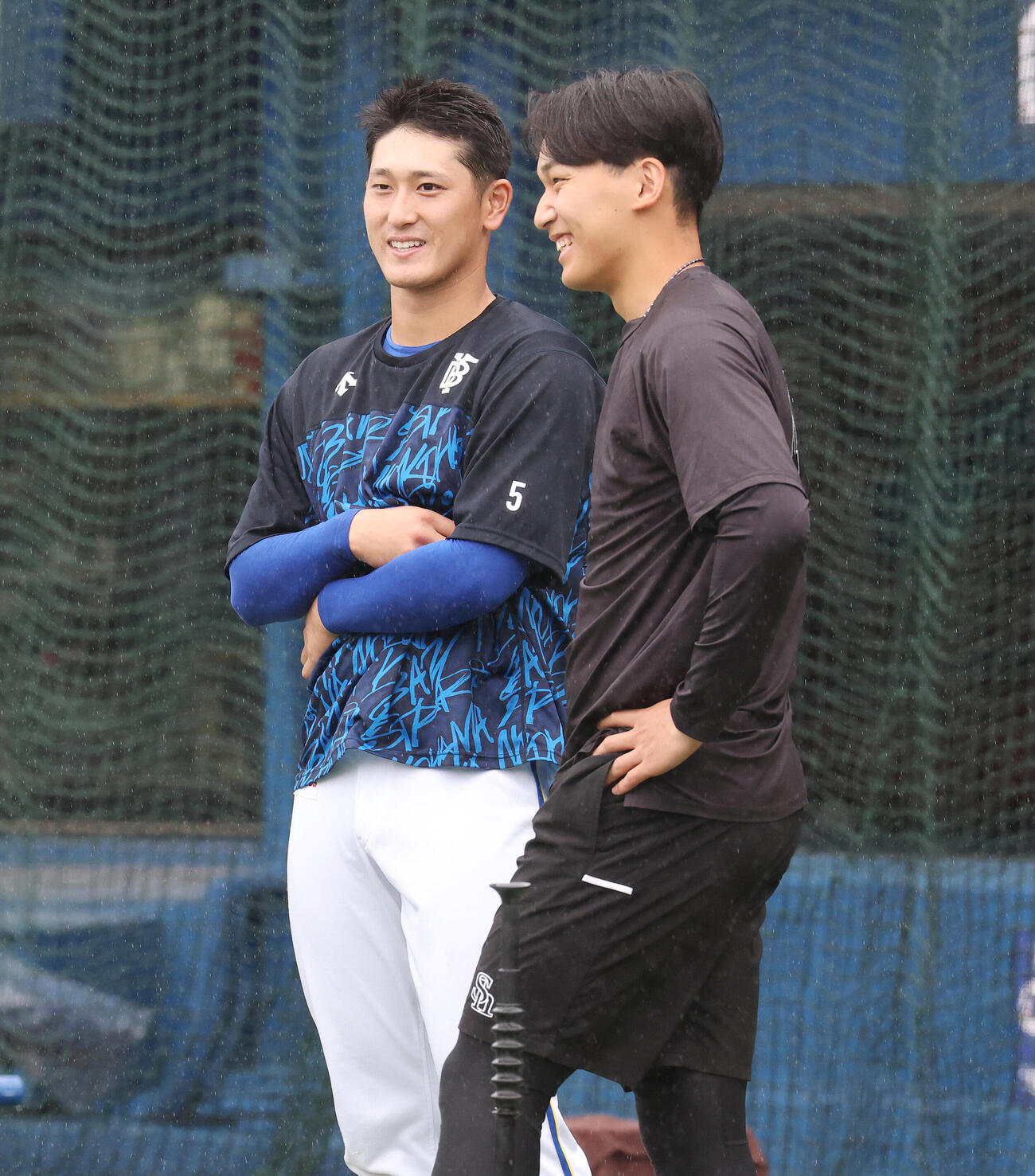 2026年6月6日、DeNA対ソフトバンク　試合前、談笑するDeNA松尾汐恩（左）とソフトバンク前田悠伍