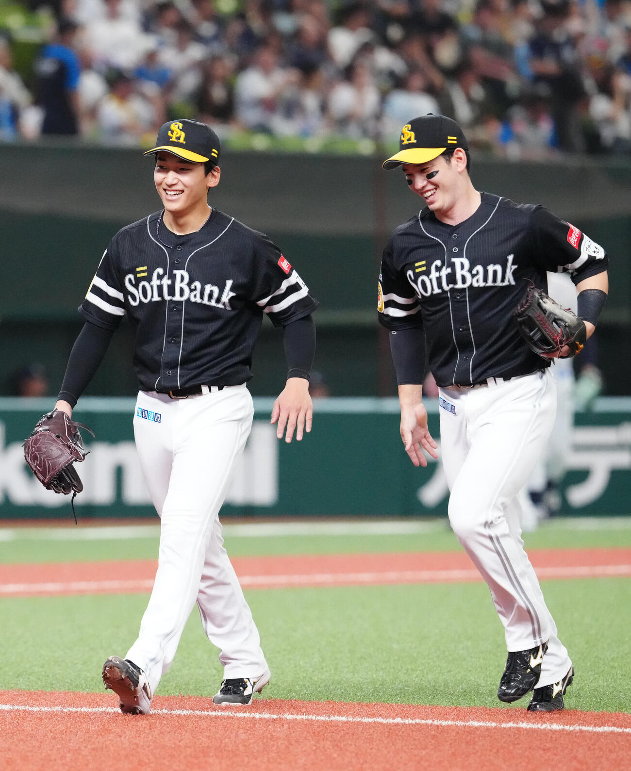 西武対ソフトバンク　1回裏終了後、ベンチに引き揚げるソフトバンク先発の前田悠伍（左）。右は三塁手栗原陵矢（撮影・江口和貴）