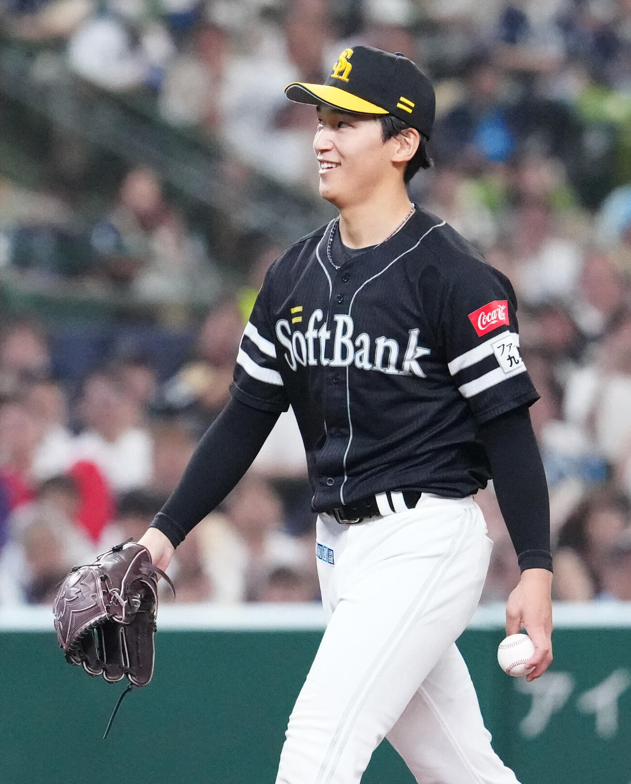 西武対ソフトバンク　1回裏西武2死、投直となった林安可の打球を捕球した前田悠伍（撮影・江口和貴）