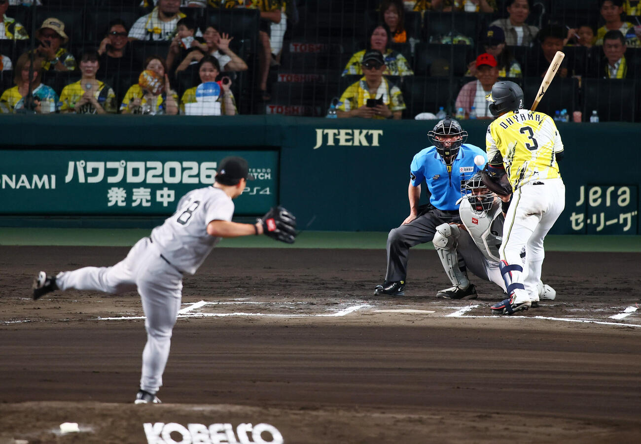 阪神対巨人　6回裏阪神無死、死球を受ける大山悠輔。投手小笠原慎之介（撮影・加藤哉）