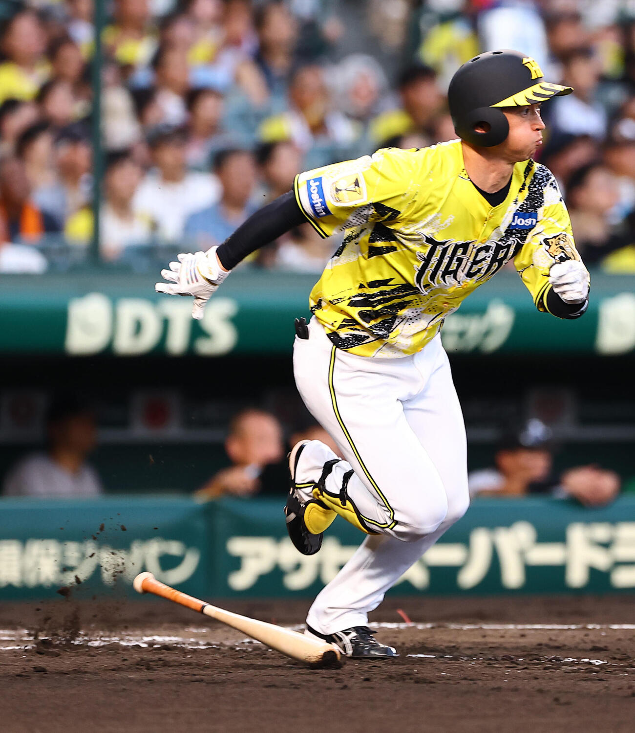 阪神対巨人　3回裏阪神1死、近本光司は内野安打を放つ（撮影・上田博志）