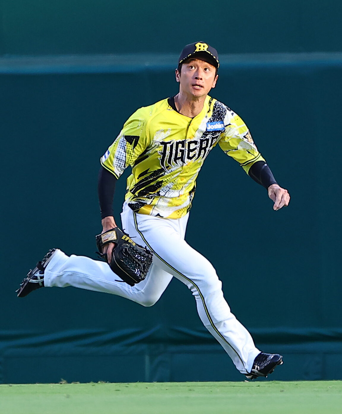 阪神対巨人　2回表巨人2死一塁、近本光司は笹原操希の中飛を好捕する（撮影・上田博志）