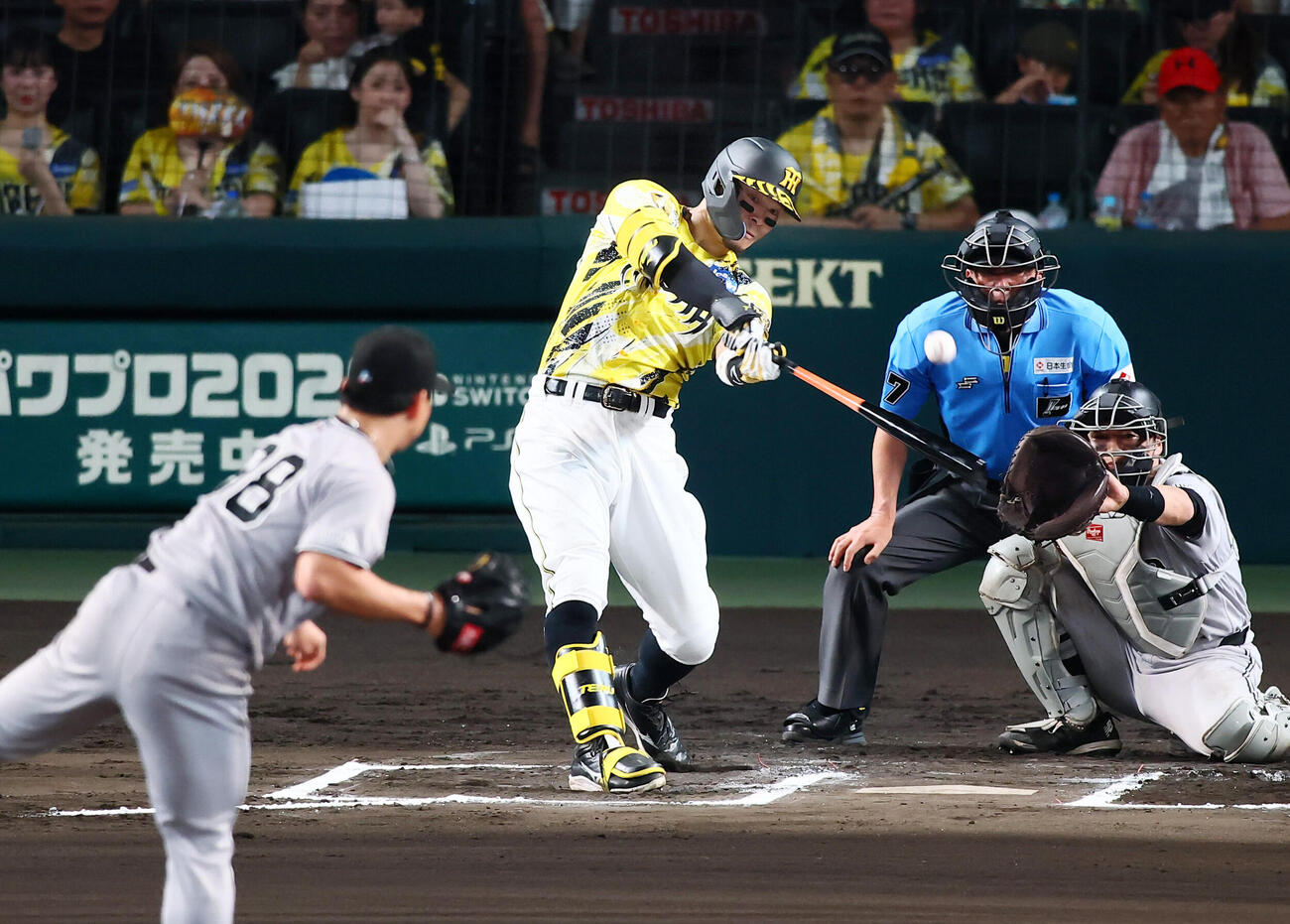 阪神対巨人　6回裏阪神無死、佐藤輝明は中越えソロ本塁打を放つ。投手小笠原慎之介（撮影・加藤哉）