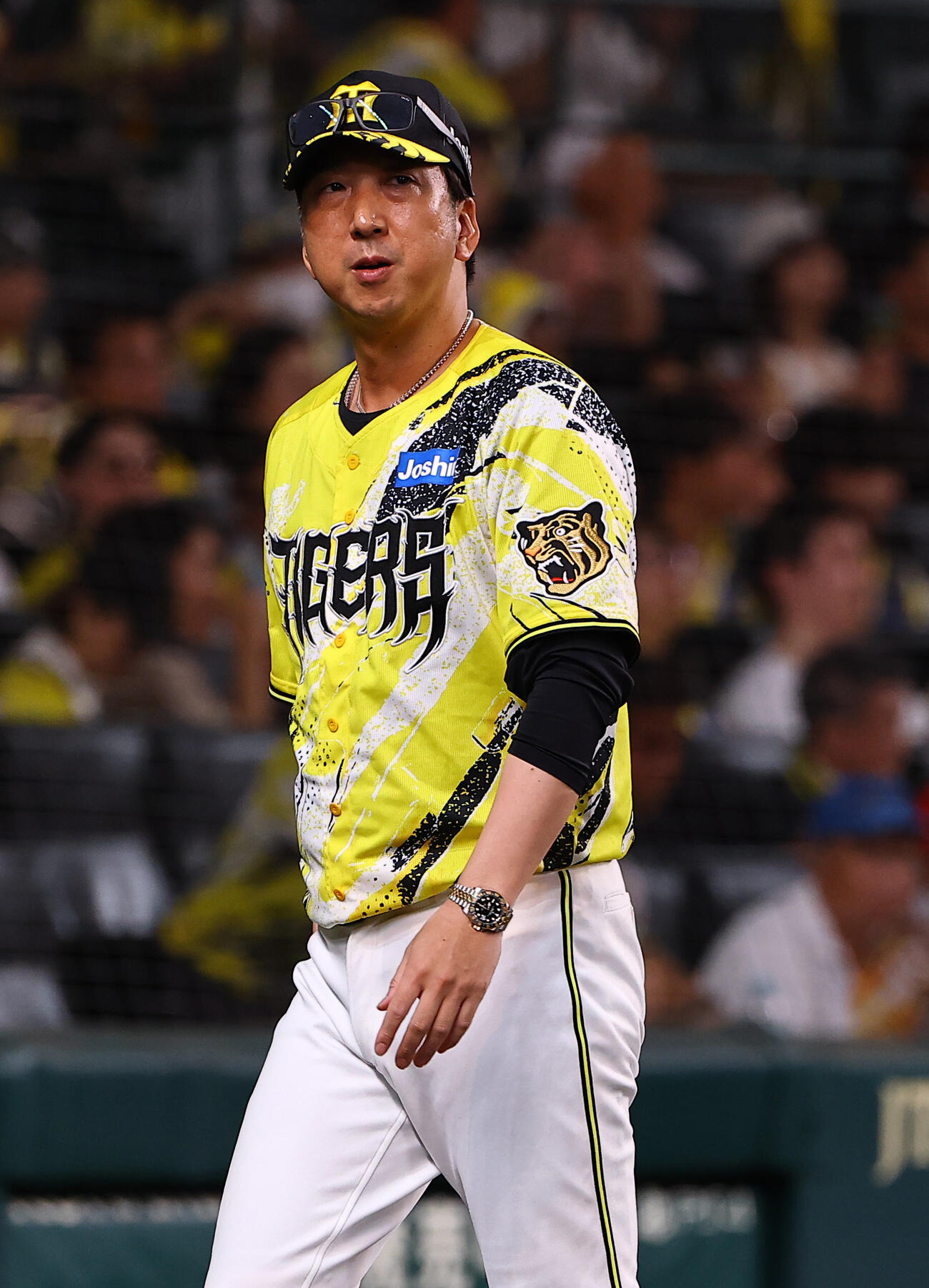 阪神対巨人　選手交代を告げる藤川球児監督（撮影・上田博志）
