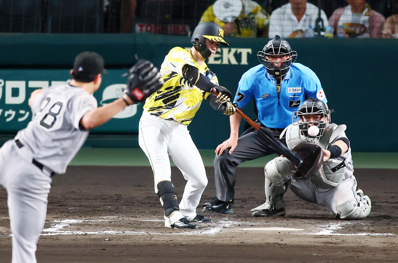 阪神対巨人　7回裏阪神2死、中野拓夢は左前打を放つ。投手小笠原慎之介（撮影・加藤哉）
