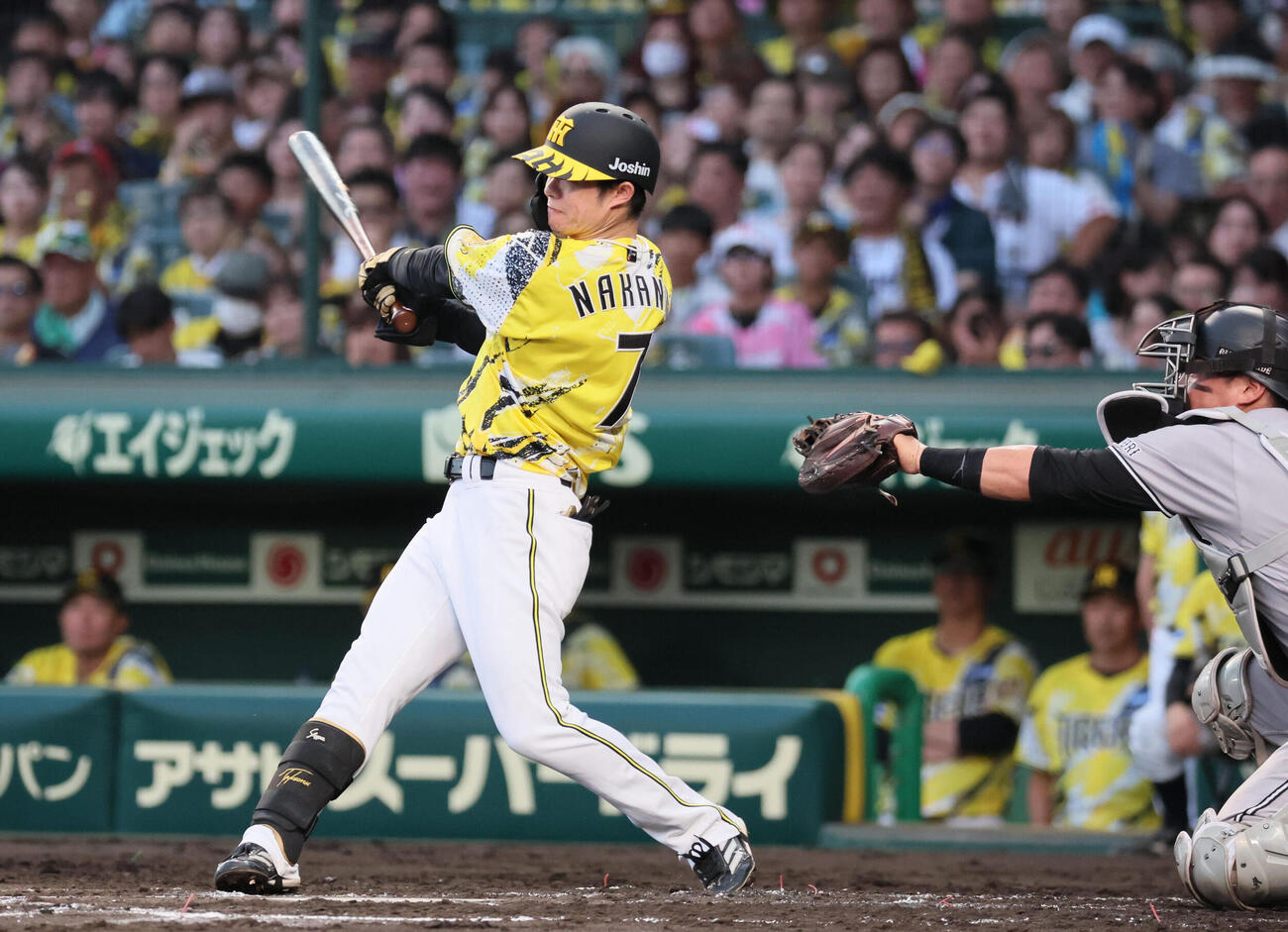 阪神対巨人　3回裏阪神1死一塁、中野拓夢は安打を放つ（撮影・宮崎幸一）