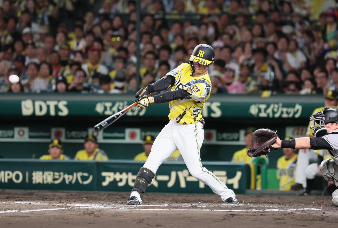 阪神対巨人　7回裏阪神2死、中野拓夢は安打を放つ（撮影・宮崎幸一）