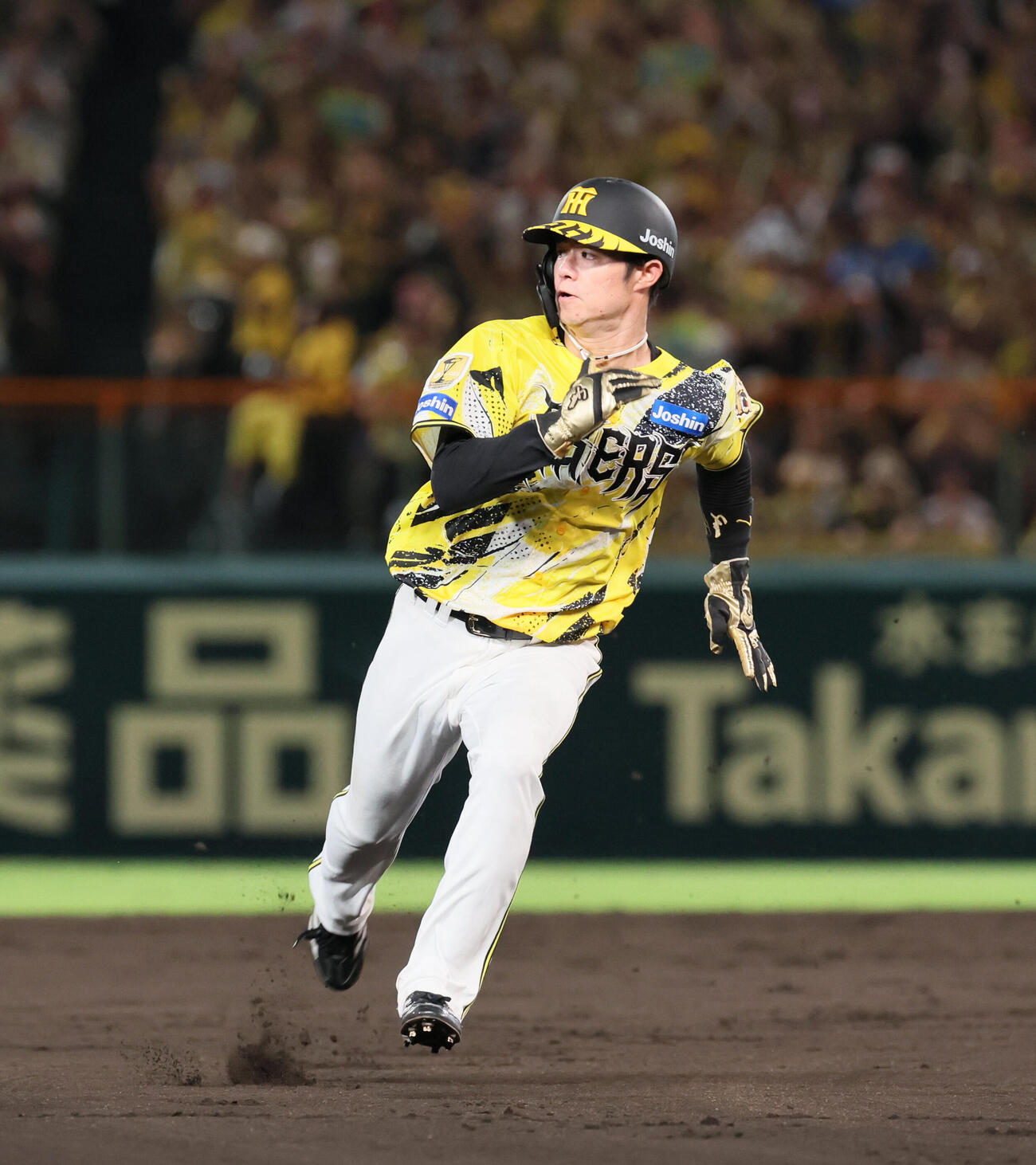 阪神対巨人　7回裏阪神2死一塁、中野拓夢は森下翔太の安打で三塁に進む（撮影・宮崎幸一）