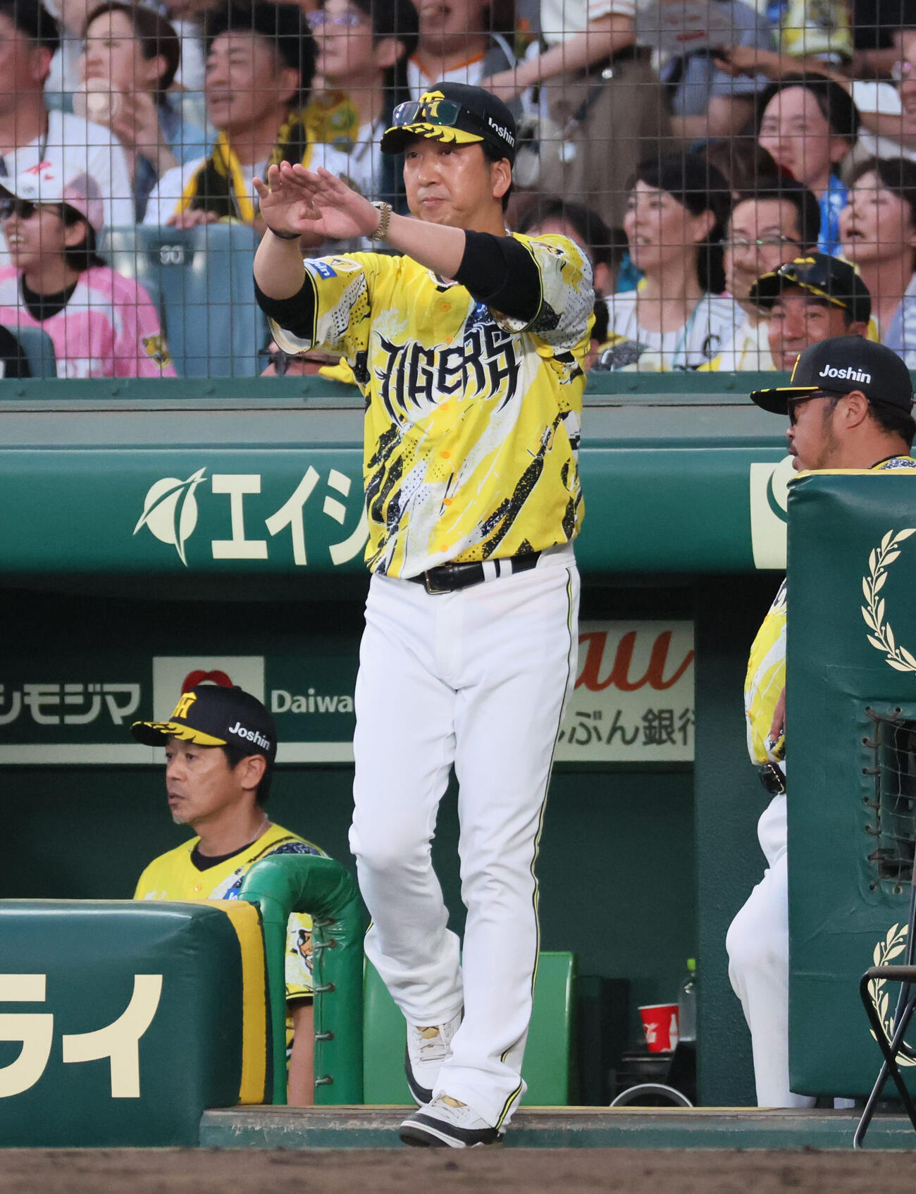 阪神対巨人　4回裏阪神無死一塁、元山飛優のバントの一塁判定にリクエストする藤川球児監督（撮影・宮崎幸一）