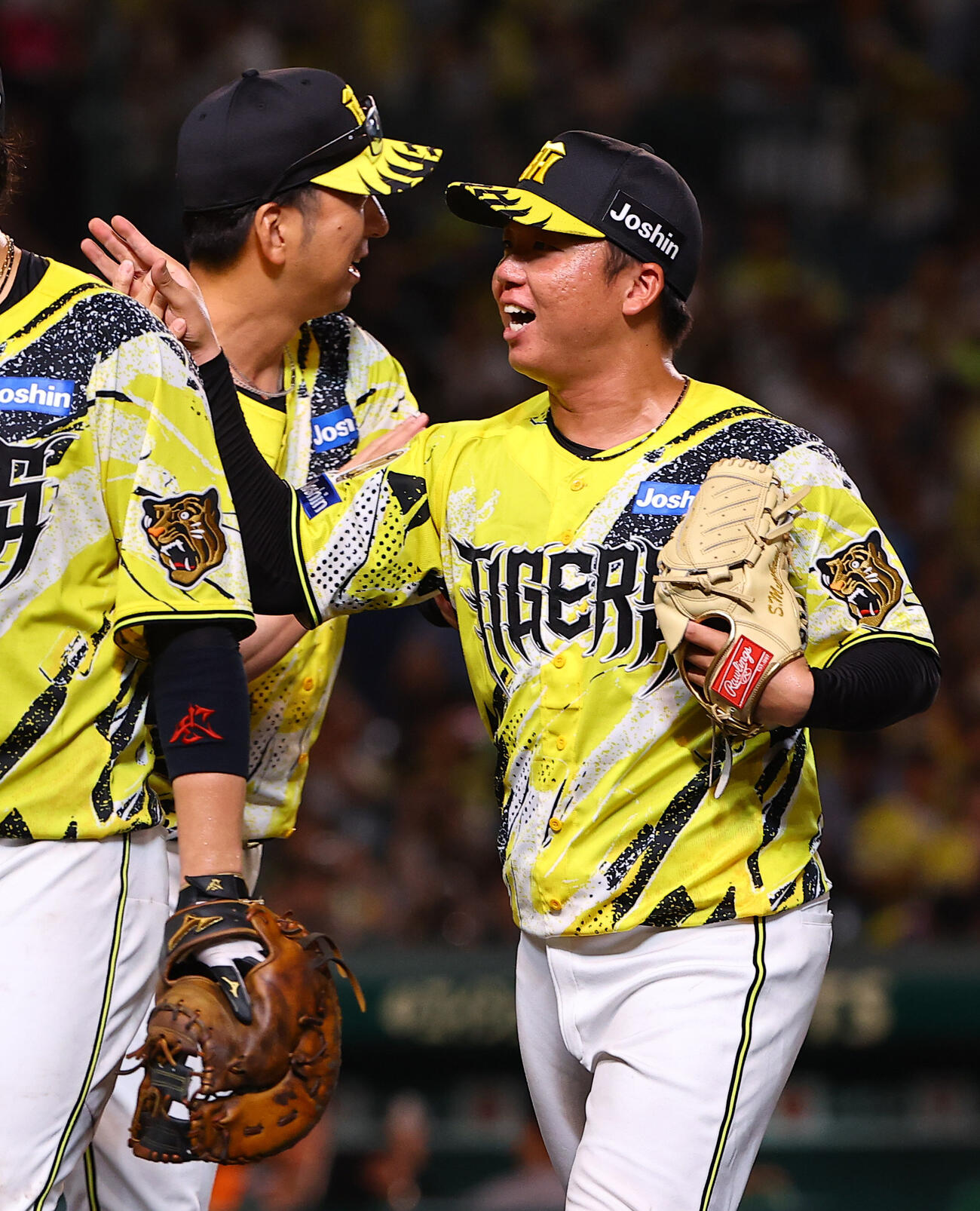 阪神対巨人　完封勝利した村上頌樹（右）は藤川球児監督とハイタッチをする（撮影・上田博志）