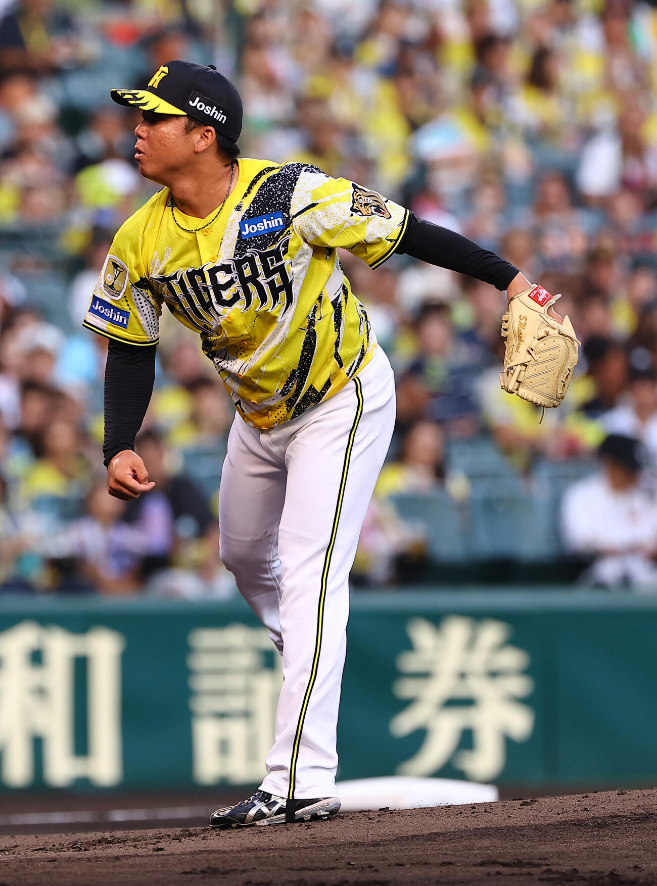 阪神対巨人　2回表巨人1死、村上頌樹は佐々木俊輔に61キロのスローボールを投げる（撮影・上田博志）