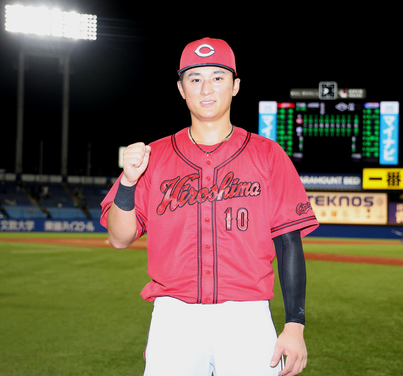ヤクルト対広島　ヤクルトに勝利しガッツポーズで写真に納まる佐々木泰（撮影・河田真司）