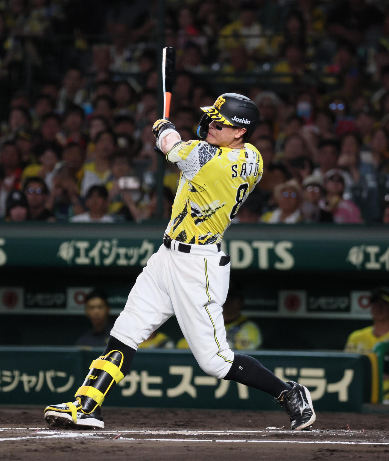 阪神対巨人　6回裏阪神無死、佐藤輝明はバックスクリーンに先制本塁打を放つ（撮影・宮崎幸一）