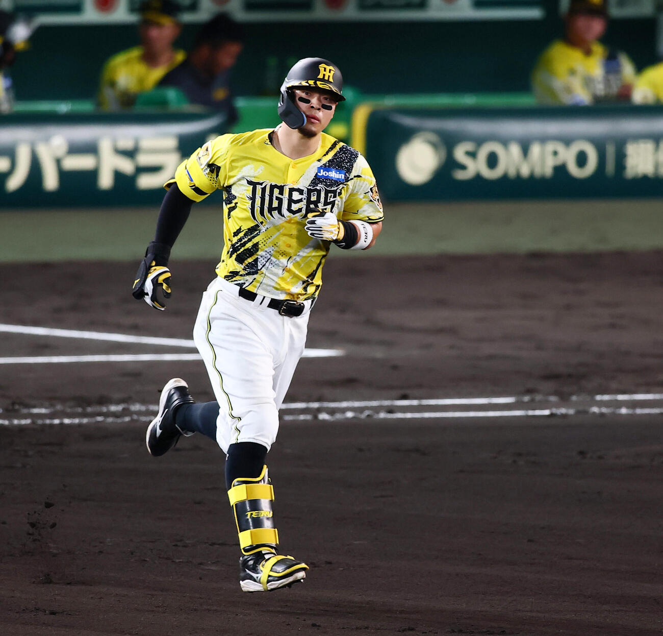 阪神対巨人　6回裏阪神無死、佐藤輝明は中越えソロ本塁打を放ちダイヤモンドを駆ける（撮影・加藤哉）
