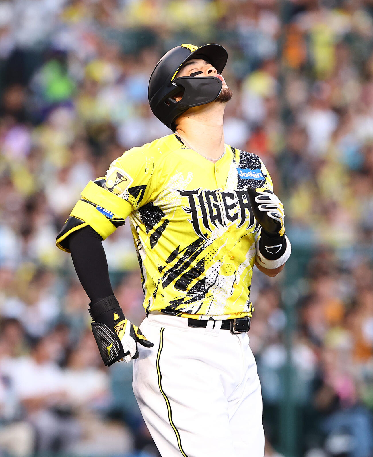 阪神対巨人　3回裏阪神2死一、二塁、佐藤輝明は投直に倒れる（撮影・上田博志）