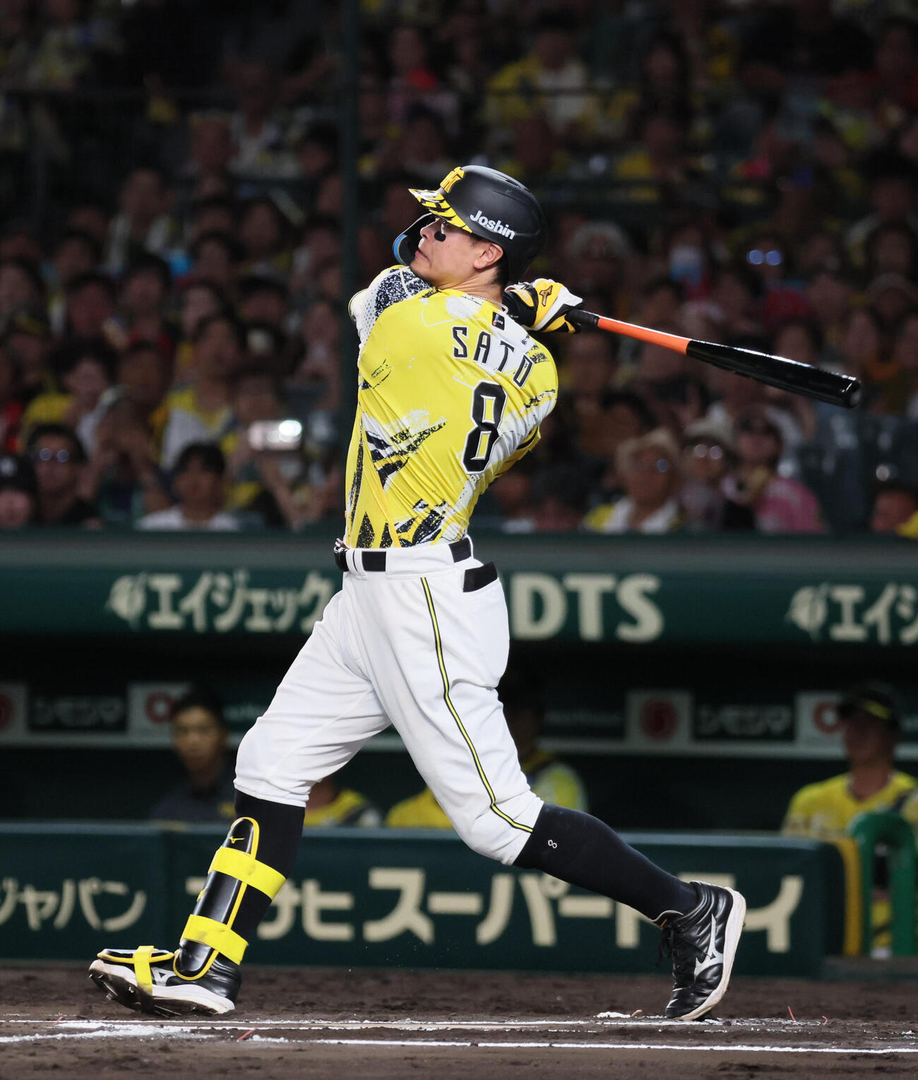 阪神対巨人　6回裏阪神無死、佐藤輝明はバックスクリーンに先制本塁打を放つ（撮影・宮崎幸一）