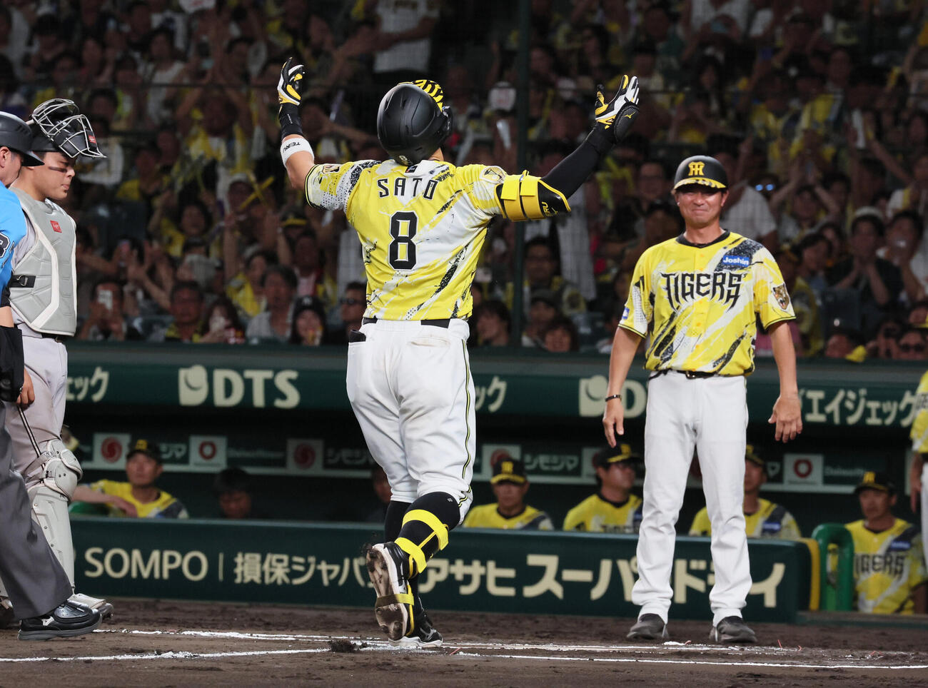 阪神対巨人　6回裏阪神無死、佐藤輝明はバックスクリーンに先制本塁打を放つ（撮影・宮崎幸一）
