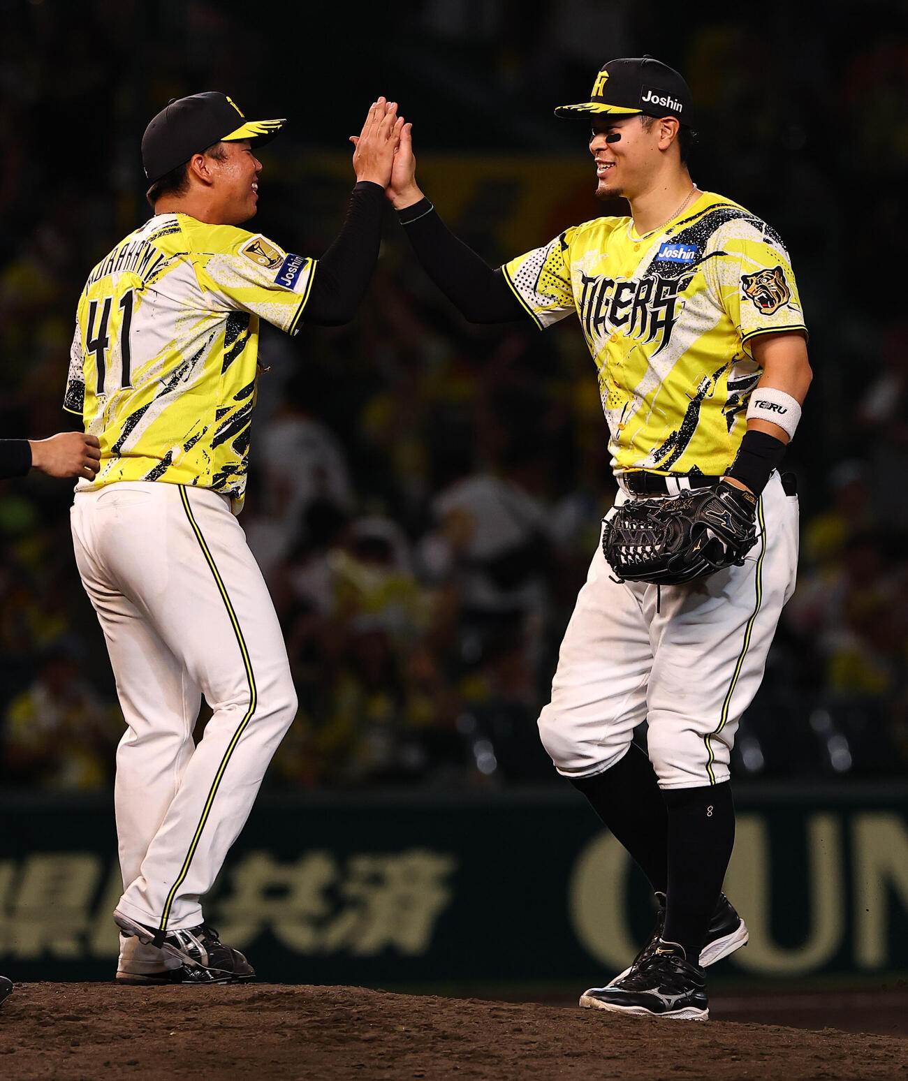 阪神対巨人　巨人に完封勝利した村上頌樹（左）とハイタッチする佐藤輝明（撮影・上田博志）